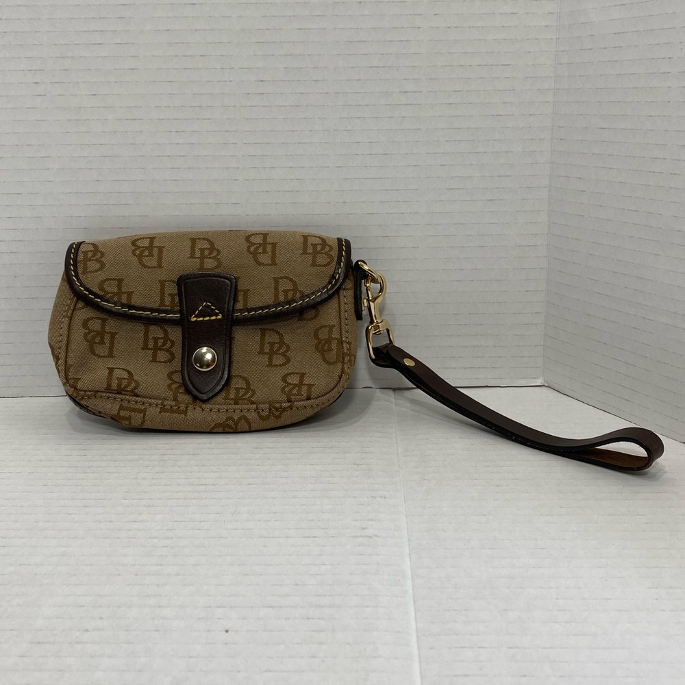 DOONEY & BOURKE || Woman wristlet like new